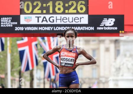 Brigid Kosgei, Kenya remporte la course d'élite féminine à Virgin Money London Marathon2019, Londres, Royaume-Uni Banque D'Images