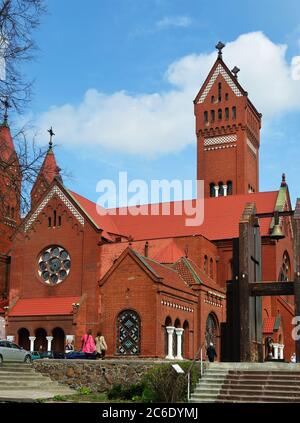 MINSK, BÉLARUS - 2 MAI 2016 : Église des Saints Simon et Helen (Église rouge) sur la place de l'indépendance le jour du printemps Banque D'Images