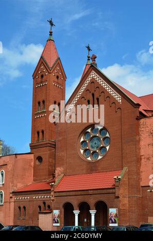 MINSK, BÉLARUS - 2 MAI 2016 : Église des Saints Simon et Helen (Église rouge) sur la place de l'indépendance le jour du printemps Banque D'Images