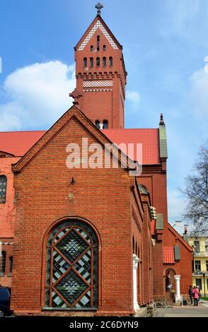 MINSK, BÉLARUS - 2 MAI 2016 : Église des Saints Simon et Helen (Église rouge) sur la place de l'indépendance le jour du printemps Banque D'Images