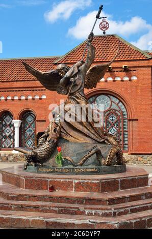 MINSK, BÉLARUS - 2 MAI 2016 : statue de l'Archange Michael près de l'église catholique rouge de Saint-Simon et Sainte-Hélène. Titre Mean 'pour les combattants pour le Chris Banque D'Images