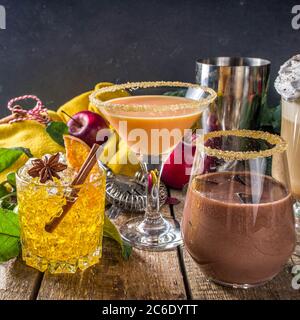 Divers cocktails d'automne et d'alcool. Boisson chaude et glacée traditionnelle de la chute dans différents verres Banque D'Images