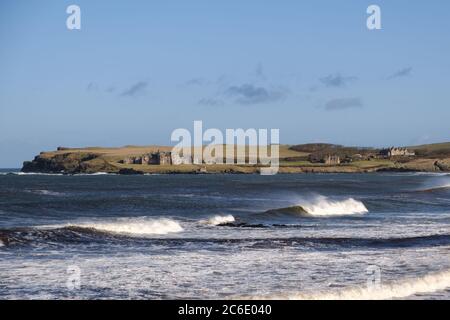 Vue sur la mer depuis la plage de Runkerry, près de Portballaye, dans le comté d'Antrim, vers la chaussée des géants et la côte de Causeway Banque D'Images