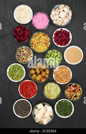 Aliments végétaliens pour un régime alimentaire sain concept avec des aliments riches en protéines, vitamines, minéraux, anthocyanines, omega 3, antioxydants, glucides et Fi alimentaire Banque D'Images