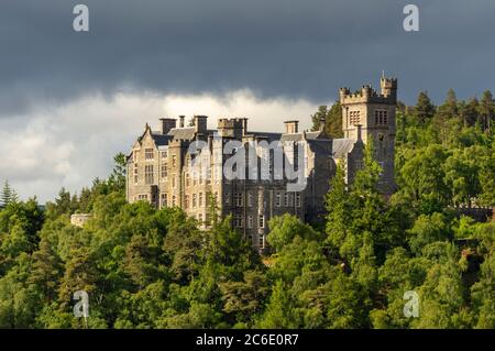 CHÂTEAU DE CARBISDALE INVERSHIN KYLE DE SUTHERLAND ÉCOSSE VUE SUR LE BÂTIMENT PRINCIPAL ET LA TOUR DE L'HORLOGE ENTOURÉE D'ARBRES Banque D'Images