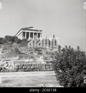 Années 1950, historique, vue du temple d'Héphaïstos assis au sommet de la colline Agoreos Koronos, un éperon rocheux au-dessus d'Athènes, Grèce. Construit vers 450 av. J.-C., et construit en marbre pentélique, l'ancien monument est un exemple classique de l'architecture dorienne. Banque D'Images