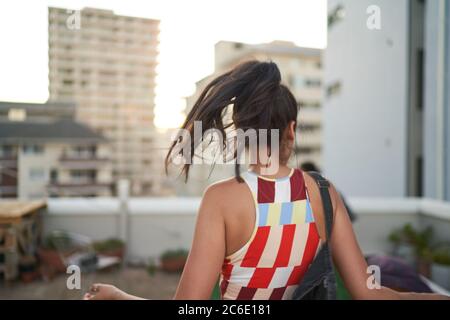 Une jeune femme insouciante dansant sur le toit urbain Banque D'Images
