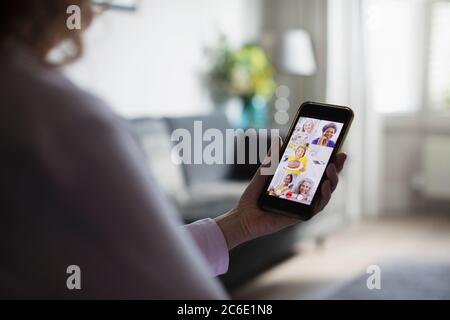 Des femmes âgées discutent vidéo sur l'écran d'un smartphone Banque D'Images