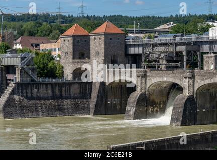 Laufenburg, AG / Suisse - 4 juillet 2020 : centrale hydroélectrique historique sur le Rhin à Laufenburg Banque D'Images