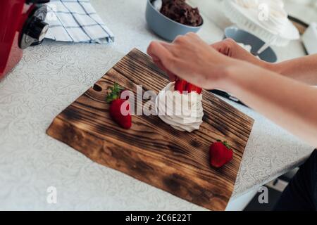 Belle femme maman cuisine sucrée délicieux dans la cuisine Banque D'Images