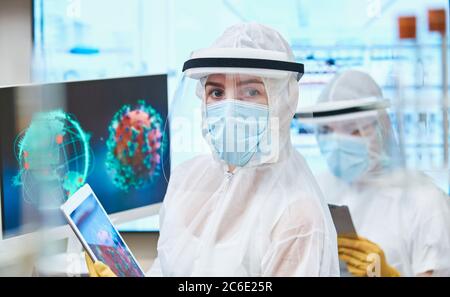 Portrait scientifique confiante de femme recherchant le coronavirus Banque D'Images