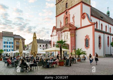 Bad Saeckingen, BW / Allemagne - 4 juillet 2020: Les gens aiment passer une soirée dans les bars et restaurants de la place de la cathédrale de Bad Schaetzingen Banque D'Images