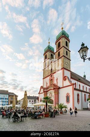 Bad Saeckingen, BW / Allemagne - 4 juillet 2020: Les gens aiment passer une soirée dans les bars et restaurants de la place de la cathédrale de Bad Schaetzingen Banque D'Images