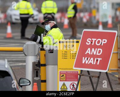 VÉRIFICATION DES VIRUS À L'AÉROPORT 1er jour de test pour les travailleurs du NHS dans un centre de test de fortune dans le parc automobile de l'aéroport de Glasgow, Paisley, Écosse, le 5 avril 2020. Des dizaines de membres du personnel du NHS et de travailleurs essentiels attendent d'être testés alors que la pandémie Corona virus Covid-19 balaie l'Écosse Banque D'Images