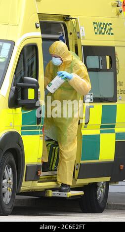 Les ambulanciers paramédicaux et le personnel infirmier en équipement de protection à l'extérieur de l'hôpital Royal Liverpool, à Merseyside, tentent d'aider les patients à limiter la propagation de la pandémie du coronavirus COVID-19. Le 03 avril 2020 à Liverpool, en Angleterre. Banque D'Images