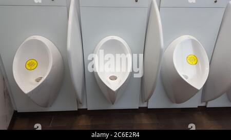 Le jour où le Bullring, y compris Selfridges et Primark, a rouvert à mesure que le confinement de Covid-19, un coronavirus de 12 semaines, a été assoupli. Mais les problèmes liés à l'accès en ville incluent le manque d'endroits où acheter des boissons, s'asseoir et aller aux toilettes. La pandémie du coronavirus covid-19 a placé le Royaume-Uni et le monde entier dans un état de confinement. Les magasins ont fermé depuis mars, l'économie a frappé, et seulement maintenant, trois mois plus tard, sont des magasins non essentiels qui doivent ouvrir le 15 juin 2020. Bien que se gardant à deux mètres d'écart, avec une distanciation sociale stricte sera appliquée pour essayer d'arrêter la propagation du virus. Image tak Banque D'Images