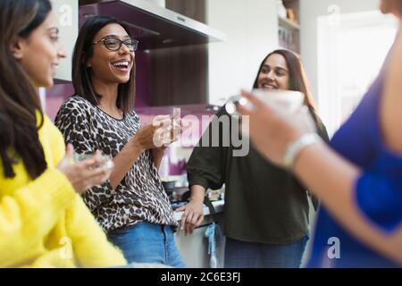 Les femmes qui boivent le thé dans la cuisine sont heureuses Banque D'Images