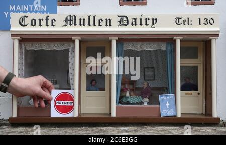 Un panneau miniature sans entrée est placé à côté d'un panneau de distance sociale à sens unique dans le magasin de Corfe Mullen Dairy à la ville modèle et aux jardins de Wimborne, Dorset, Alors qu'ils se préparent à rouvrir au public samedi après l'assouplissement des restrictions de verrouillage en Angleterre. Banque D'Images