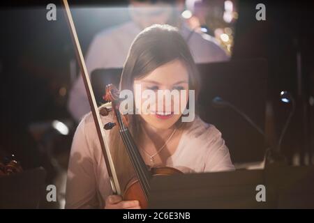Musique de fond de la violoniste Banque D'Images