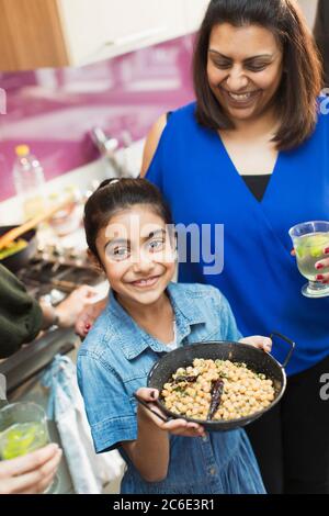 Portrait bonne mère indienne et fille préparant la nourriture dans la cuisine Banque D'Images