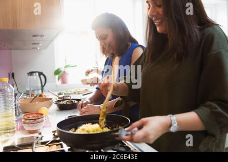 Les femmes indiennes cuisent de la nourriture dans la cuisine Banque D'Images