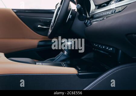 Voiture moderne de luxe à l'intérieur. Intérieur de voiture moderne de prestige. Détails modernes de l'intérieur de la voiture Banque D'Images