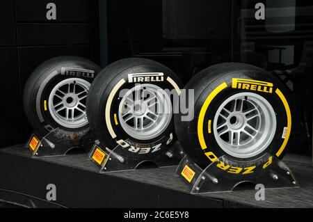 MUGELLO, ITALIE - MAI 2012 : pneus Pirelli de divers composés pour les voitures de Formule 1 exposés dans les enclos pendant les journées officielles d'essais de F1 à Mugello Banque D'Images