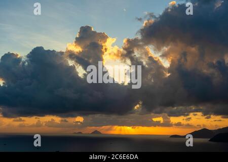 Lever du soleil sur Hon Chong cape, Nha Trang, province de Khanh Hoa, Vietnam. Concept de voyage et de nature. Ciel du matin, nuages, soleil et eau de mer Banque D'Images