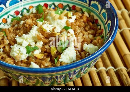 Pilaf de Freekeh avec feta, pignons, pistaches et légumes verts, grains populaires dans la cuisine méditerranéenne, Banque D'Images