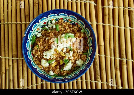 Pilaf de Freekeh avec feta, pignons, pistaches et légumes verts, grains populaires dans la cuisine méditerranéenne, Banque D'Images