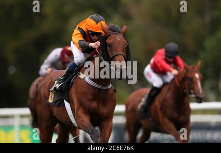 Bear Force One, monté par William Buick, remporte le prix « chaque voie Extra » au Bet365 handicap au cours du premier jour du festival Moet and Chandon de juillet à l'hippodrome de Newmarket. Banque D'Images