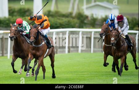 Bear Force One, monté par William Buick (deuxième à gauche), remporte le prix Each Way Extra au Bet365 handicap pendant la première journée du festival Moet and Chandon de juillet à l'hippodrome de Newmarket. Banque D'Images