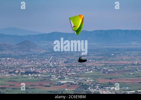 Drame, Grèce - 5 mai 2020 : parapente dans la zone populaire pour le parachutisme du côté de Korylovos à Drama Banque D'Images