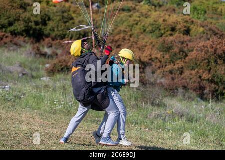 Drame, Grèce - 5 mai 2020 : parapente dans la zone populaire pour le parachutisme du côté de Korylovos à Drama Banque D'Images