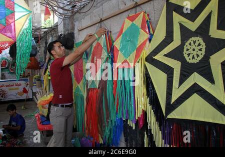 Gaza. 6 juillet 2020. Ahmed Marzouk, un père de 27 ans d'une petite fille, fabrique des cerfs-volants pour avoir vendu à Gaza le 6 juillet 2020. POUR ALLER AVEC 'Feature: Le cerf-volant devient un moyen populaire de tuer le temps de verrouillage à Gaza dans COVID-19' Credit: Rizek Abdeljawad/Xinhua/Alamy Live News Banque D'Images