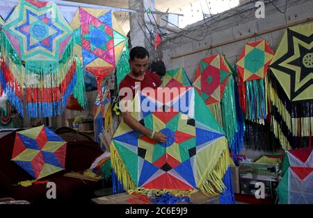 Gaza. 6 juillet 2020. Ahmed Marzouk, un père de 27 ans d'une petite fille, fabrique des cerfs-volants pour avoir vendu à Gaza le 6 juillet 2020. POUR ALLER AVEC 'Feature: Le cerf-volant devient un moyen populaire de tuer le temps de verrouillage à Gaza dans COVID-19' Credit: Rizek Abdeljawad/Xinhua/Alamy Live News Banque D'Images