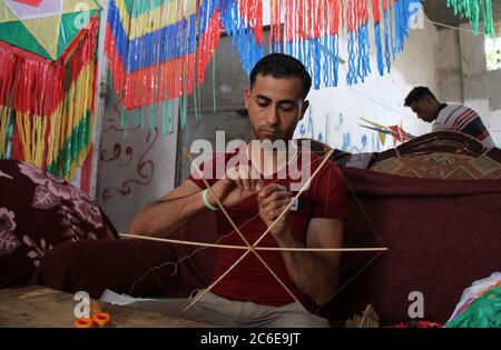 Gaza. 6 juillet 2020. Ahmed Marzouk, un père de 27 ans d'une petite fille, fabrique des cerfs-volants pour avoir vendu à Gaza le 6 juillet 2020. POUR ALLER AVEC 'Feature: Le cerf-volant devient un moyen populaire de tuer le temps de verrouillage à Gaza dans COVID-19' Credit: Rizek Abdeljawad/Xinhua/Alamy Live News Banque D'Images