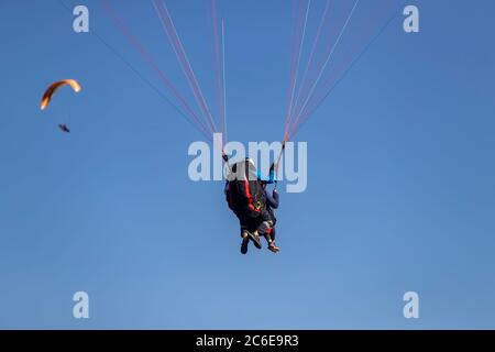 Drame, Grèce - 5 mai 2020 : parapente dans la zone populaire pour le parachutisme du côté de Korylovos à Drama Banque D'Images