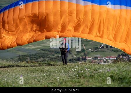 Drame, Grèce - 5 mai 2020 : parapente dans la zone populaire pour le parachutisme du côté de Korylovos à Drama Banque D'Images