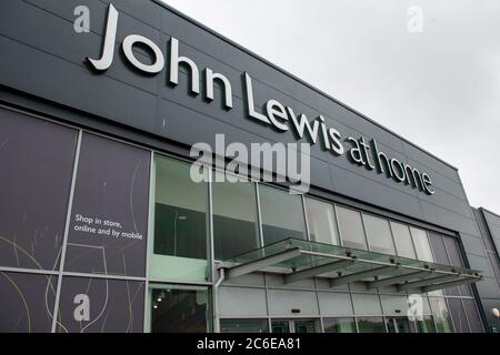 John Lewis at Home Store à Tamworth, qui doit fermer, a déclaré John Lewis qu'il fermera deux grands magasins à Birmingham et à Watford, quatre magasins à Home à Croydon, Newbury, Swindon et Tamworth, ainsi que deux magasins de voyages à Heathrow et St Pancras. Banque D'Images