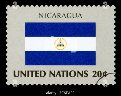 NICARAGUA - timbre-poste du drapeau national du Nicaragua, série des Nations Unies, vers 1984. Isolé sur fond noir. Banque D'Images