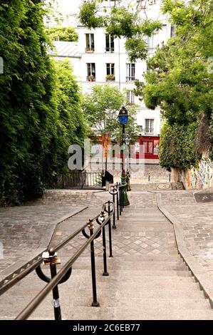 Butte montmartre avec basilique du Sacré-cœur et la célèbre place du Tertre Banque D'Images