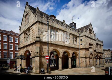 Centre-ville de Shrewsbury dans le Shropshire la place le bâtiment Old Market rénové en un cinéma artistique et un café en pierre de Grinshill Banque D'Images
