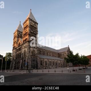 Cathédrale de Lund de style gothique sans personne pendant un chaud coucher de soleil d'été en Suède Banque D'Images