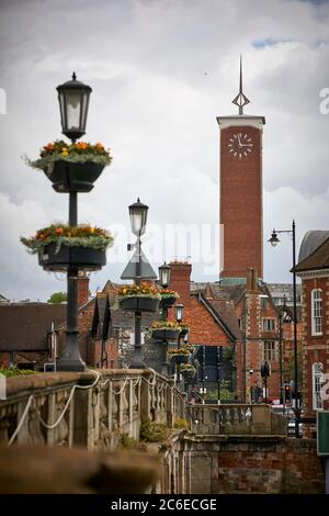 Centre-ville de Shrewsbury dans le Shropshire Shrewsbury Market Hall Tour de l'horloge du pont gallois sur la rivière Seven Banque D'Images