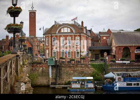 Centre-ville de Shrewsbury dans le Shropshire Shrewsbury Market Hall Tour de l'horloge du pont gallois sur la rivière Seven avec le bâtiment Morris pour bébé Banque D'Images