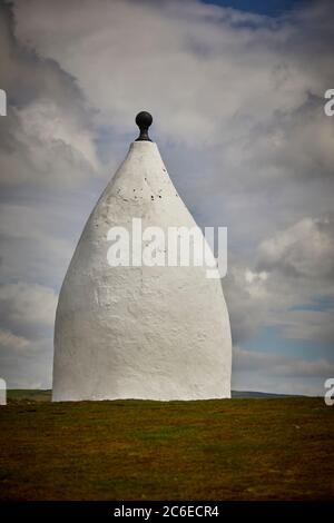 Bollington ville à Cheshire Grade II classé monument structure blanche Nancy au sommet de Kerridge Hill à l'origine une maison d'été ou une folie par 1817 Banque D'Images