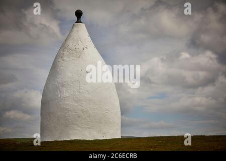 Bollington ville à Cheshire Grade II classé monument structure blanche Nancy au sommet de Kerridge Hill à l'origine une maison d'été ou une folie par 1817 Banque D'Images