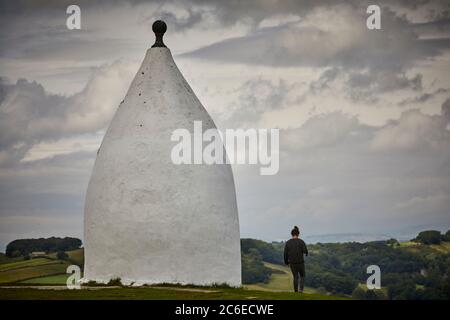 Bollington ville à Cheshire Grade II classé monument structure blanche Nancy au sommet de Kerridge Hill à l'origine une maison d'été ou une folie par 1817 Banque D'Images