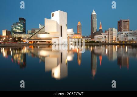 Vue sur la ville au crépuscule depuis le port, Cleveland, Ohio, États-Unis Banque D'Images